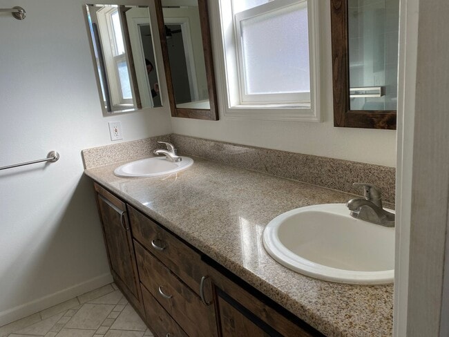 Building Photo - 518 Irelan Dr