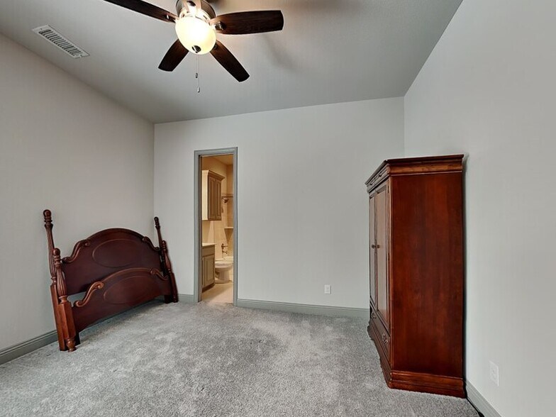 Building Photo - 614 Summer Oaks Dr