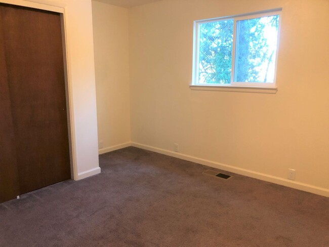 Building Photo - 2 bedroom, 2 bath, living room, family roo...