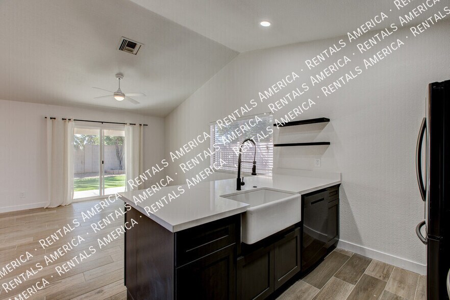 Building Photo - 819 W Ross Ave