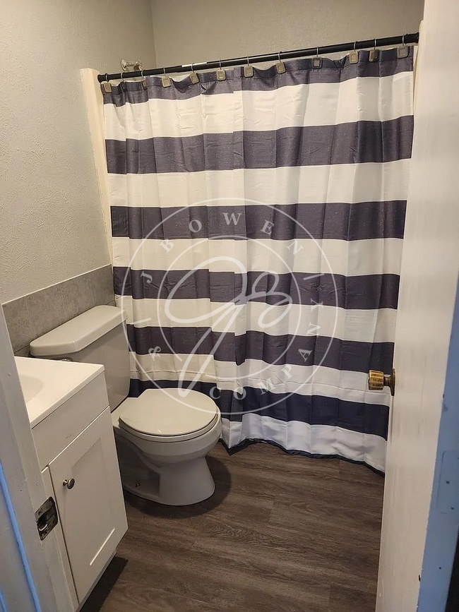 Building Photo - Spacious twin plex- 2 bed 1 bath - Lake Township-Lake Schools!