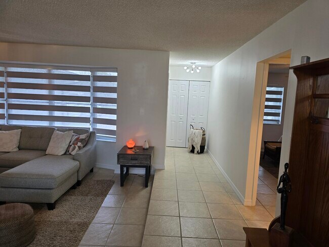 Building Photo - 939 Hibiscus Dr