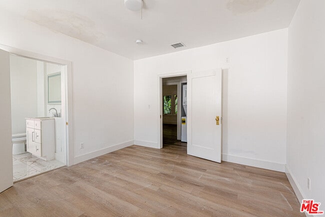 Building Photo - 1040 N Crescent Heights Blvd