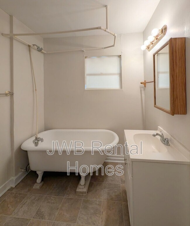 Building Photo - 2022 Dellwood Ave