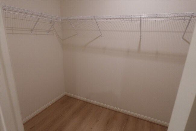 Building Photo - 300 Eastwood Flats Dr