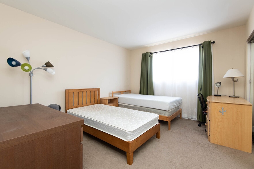 Building Photo - 10982 Roebling Ave