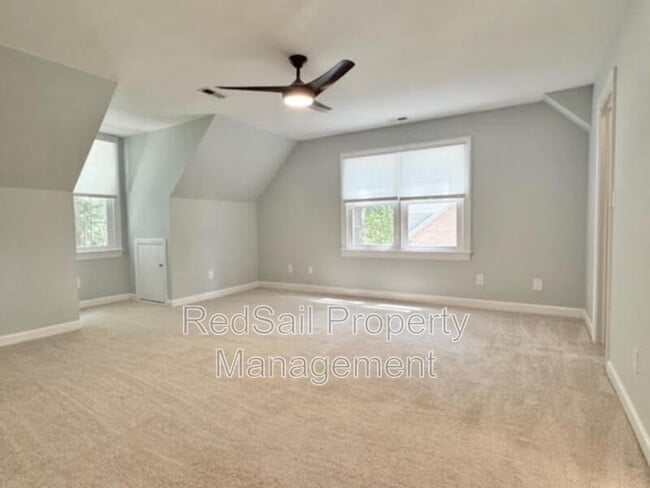 Building Photo - 114 Barclay Crescent