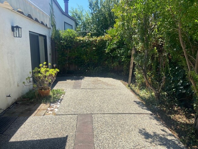 Building Photo - $3,195 - BEAUTIFULLY TWO BEDROOM TOWN HOME...