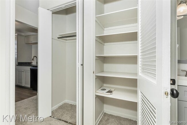 Building Photo - 3220 Shenandoah Dr