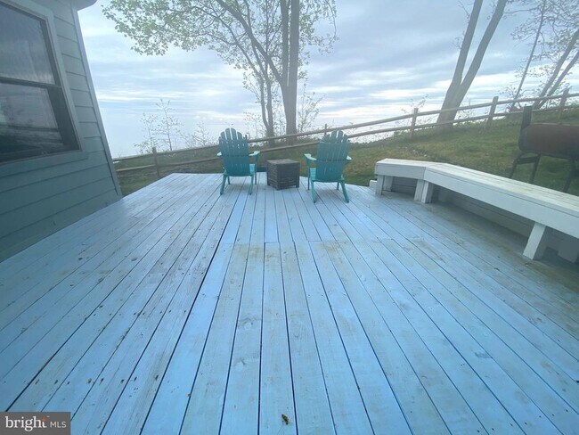 Building Photo - 3550 Bay View Dr