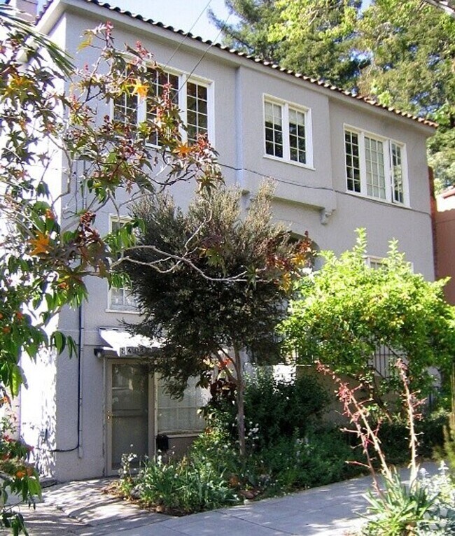 Building Photo - Fully Updated Studio ~Great Location near ...