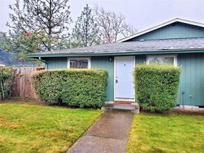 Building Photo - Charming 4-Plex 2 Bedroom 1 Bathroom Unit Available Soon!