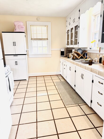 Building Photo - 218 E 24th St