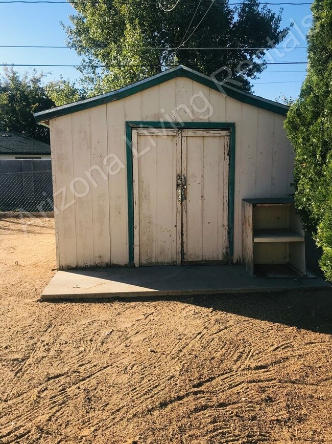 Building Photo - 2 BEDROOM WITH LARGE FENCED YARD