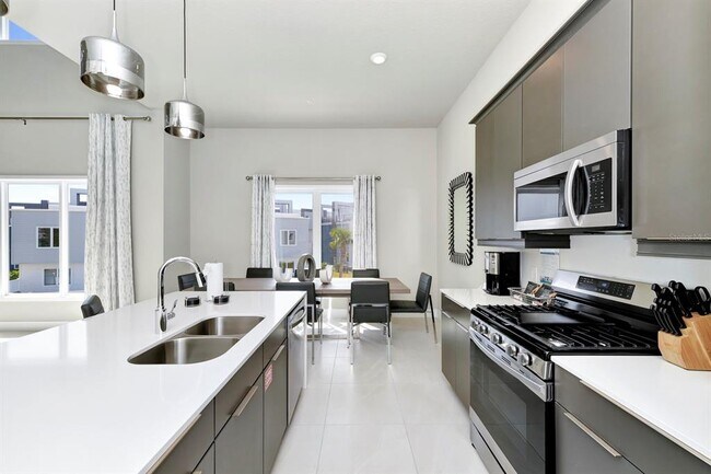 Building Photo - 7740 Sandy Ridge Dr