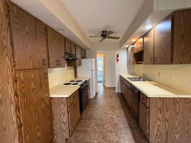 Building Photo - ENJOY EXCLUSIVE RAINBOW RIVER BEACH ACCESS with this beautiful 2BR/2BA Home in Rainbow Springs Co...