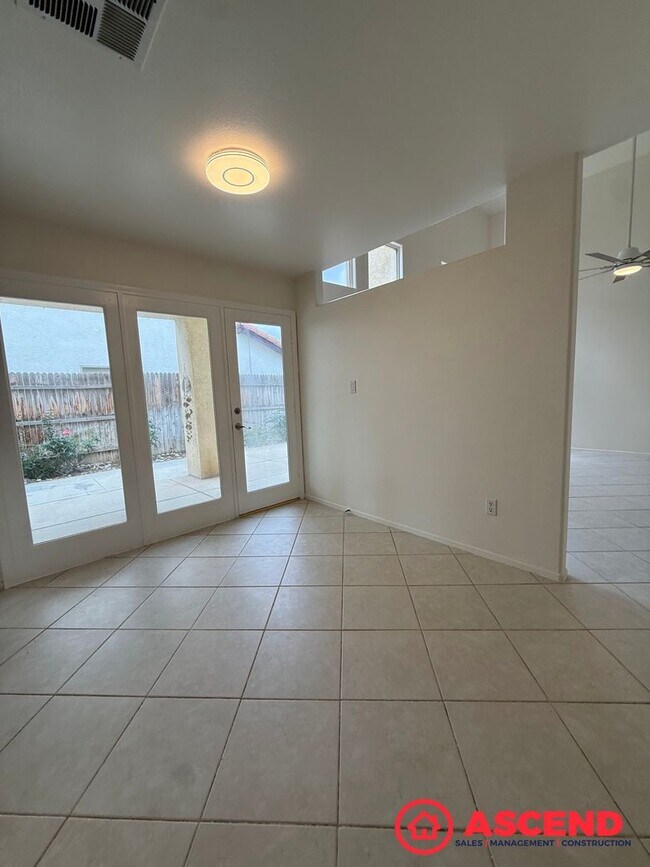 Building Photo - Spacious 4 Bed / 3 Bath Home in Haggin Oaks!