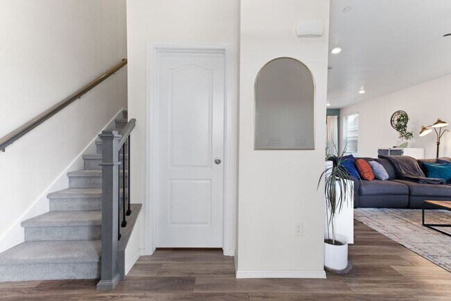 Building Photo - Beautiful 2 bedroom, 2.5 bath townhome in Mosaic