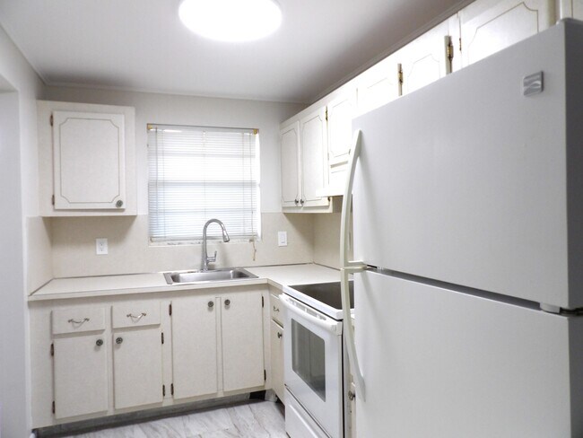 Building Photo - 1638 Embassy Dr