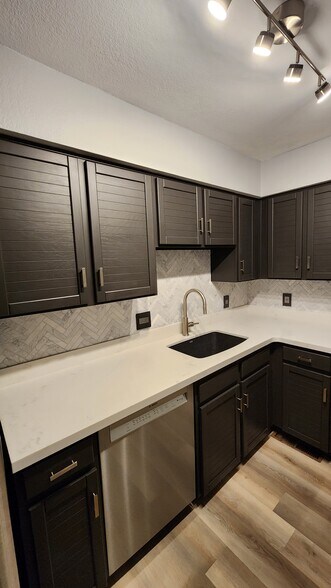 Building Photo - 2605 N Pinon Ridge Dr