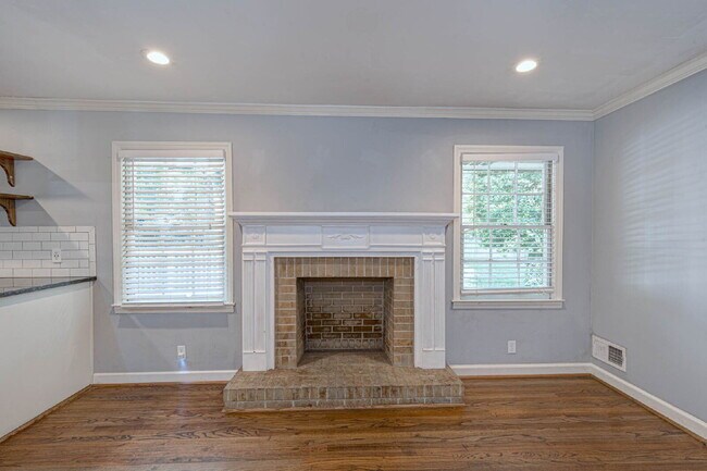 Building Photo - Available Now!| 3BR/2BA Midtown Brick Ranch | Lawn Care, Pest Control & W/D Included | Clubview /...