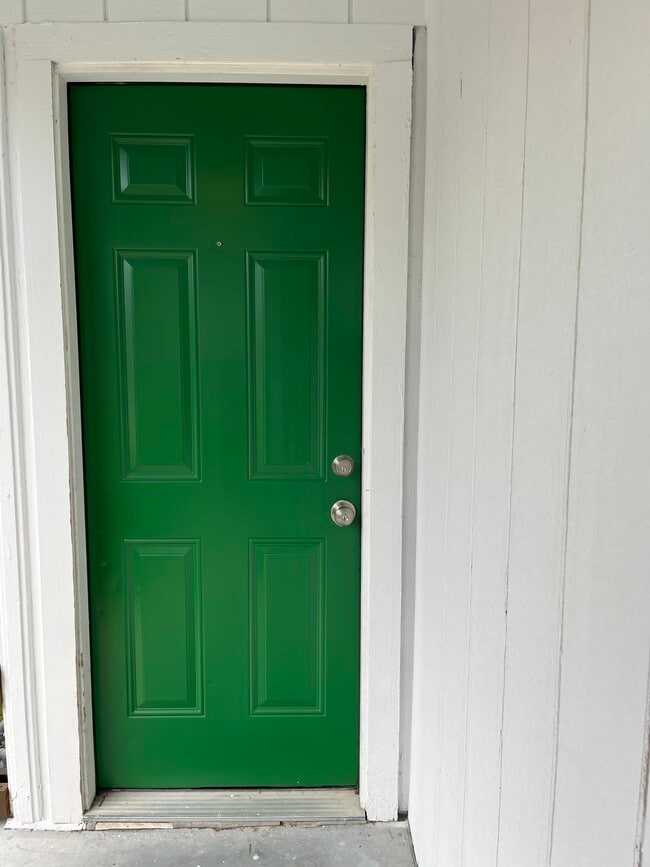 Building Photo - 1904 E 10th St