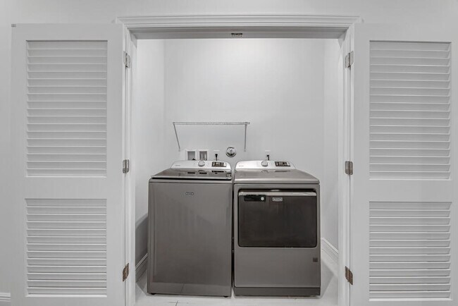 Building Photo - 930 SW Pr Ave