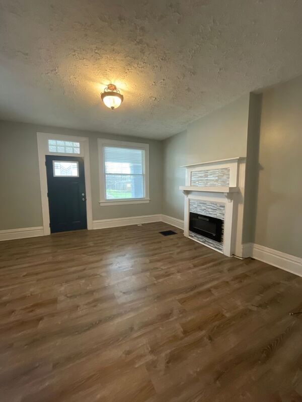 Building Photo - 931-933 E. Whittier Street