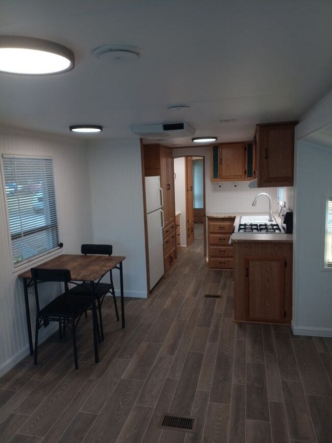 Building Photo - Private Manufactured Home!