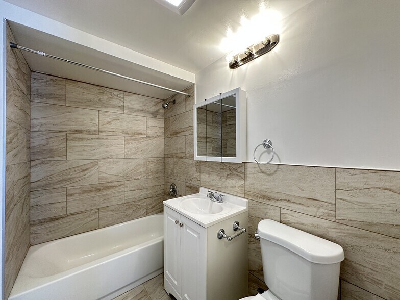 Building Photo - 1653 Oakwood Ave