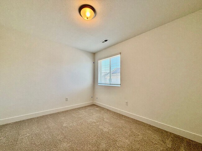 Building Photo - Beautiful 2025-Built Home in North Fort Collins!