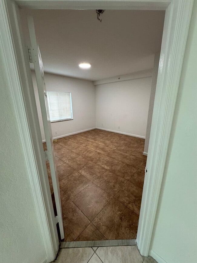 Building Photo - 1161 Golden Lakes Blvd