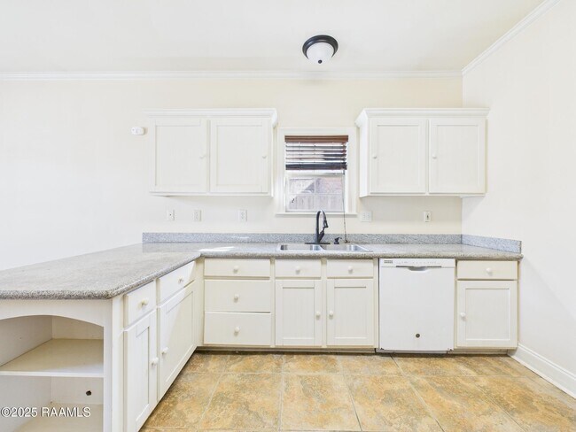 Building Photo - 236 Shadowbrush Bend