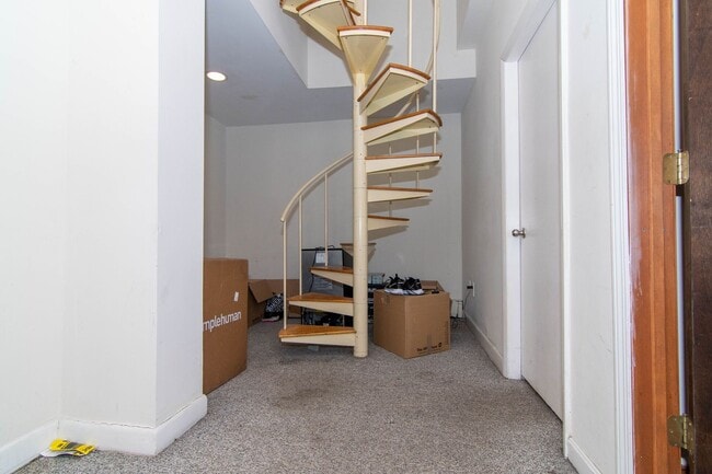 Building Photo - 442 Park Dr