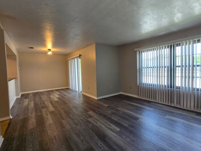 Building Photo - 2 Bedroom 2 Bath Condo