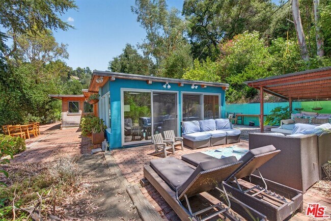 Building Photo - 1738 Topanga Skyline Dr