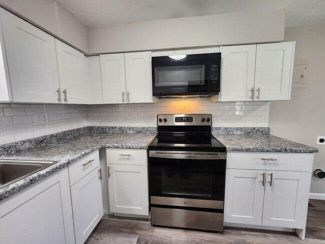 Building Photo - 2-Bedroom Townhome with Fenced Backyard and Modern Updates! |Utilities Included!