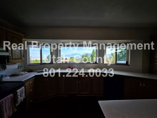 Building Photo - 675 Park Dr