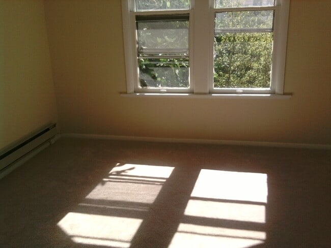 Building Photo - Bungalow on Corner Lot in University District!