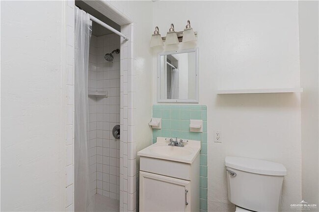 Building Photo - 517 Upas Ave