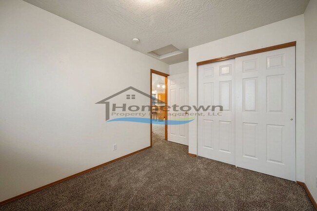 Building Photo - 433 N Brushwood Ct