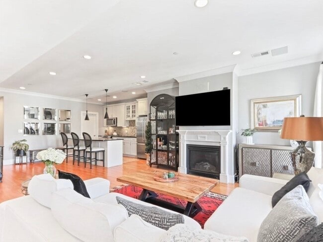 Building Photo - 525 E 7th St