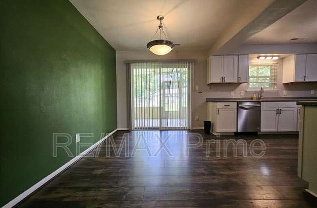 Building Photo - 3413 Newport Dr