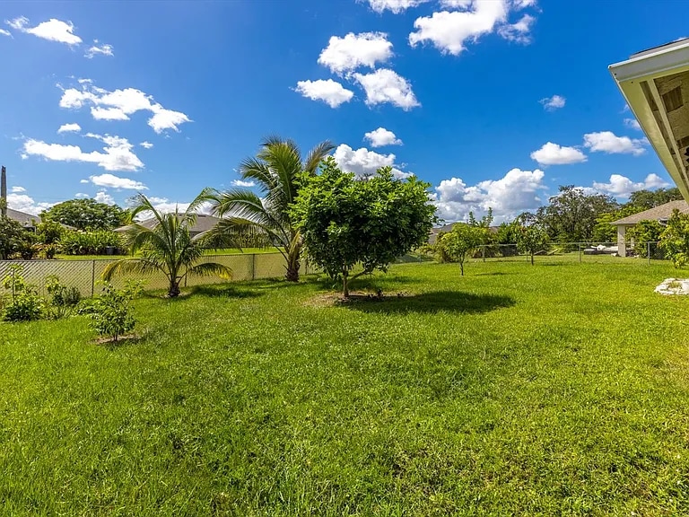 Building Photo - 512 SW McComb Ave