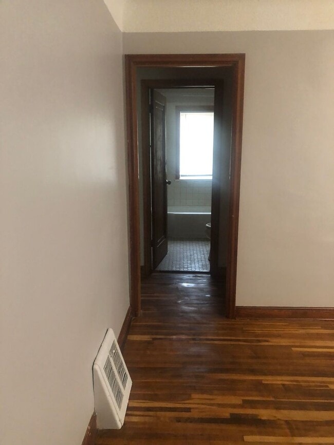 Building Photo - Cozy 3 Bedroom, 1Bath House Available o