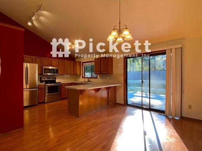 Building Photo - Lovely 3 Bed Island Lake Tri-level