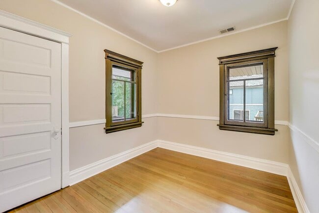 Building Photo - 1601 W Touhy Ave