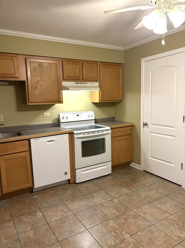 Building Photo - 212 Madison St