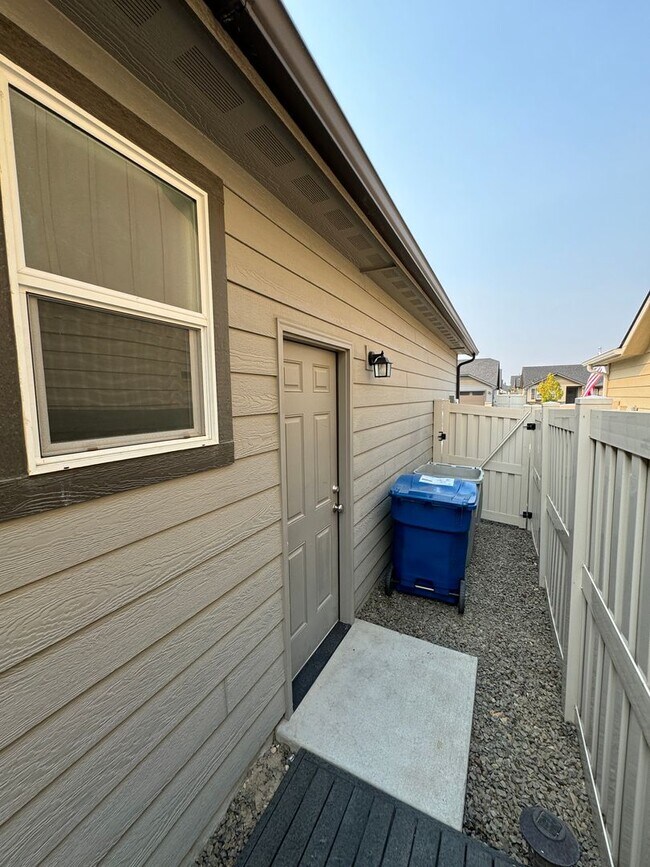 Building Photo - Charming 3-bedroom, 2-bathroom home locate...