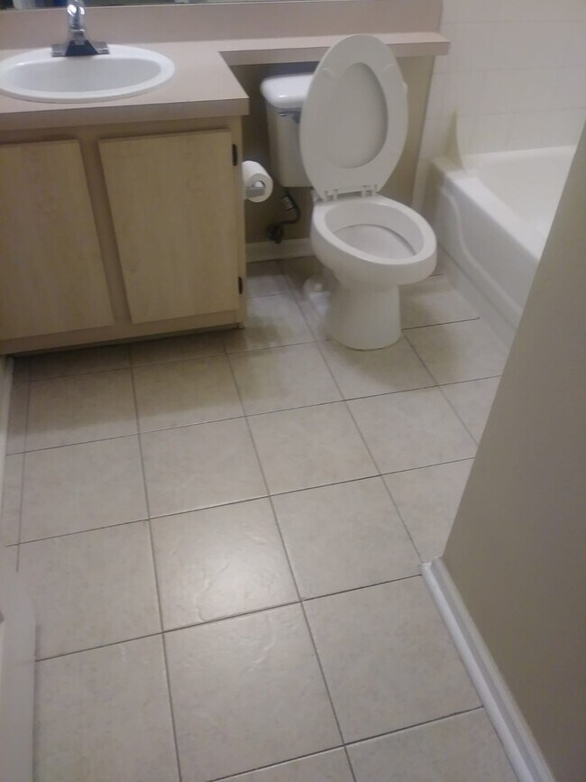 Building Photo - 1 bed, 1 bath condo at Sunset Lake, a wate...